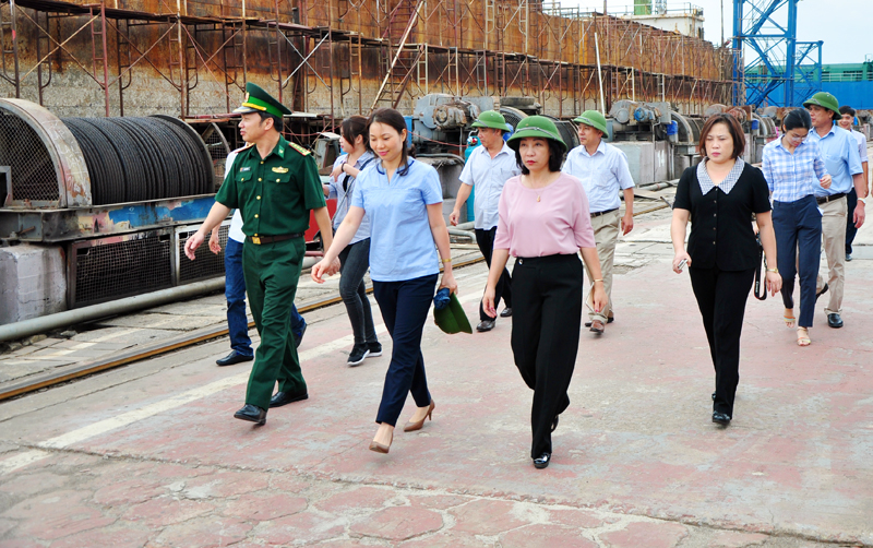 Đồng chí Vũ Thị Thu Thủy cùng lãnh đạo các sở, ban ngành kiểm tra công tác phòng chống bão số 7 tại khu vực cảng nhà máy đóng tàu Hạ Long