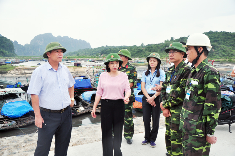 Phó Chủ tịch UBND tỉnh Vũ Thị Thu Thủy kiểm tra công tác phòng, chống bão số 7 tại TP Hạ Long