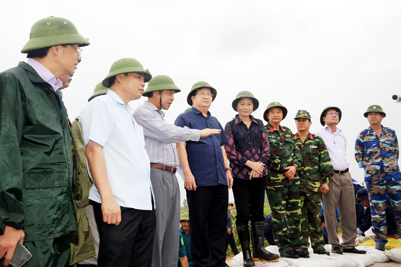 Phó Thủ tướng Trịnh Đình Dũng chỉ đạo chống bão tại Quảng Ninh