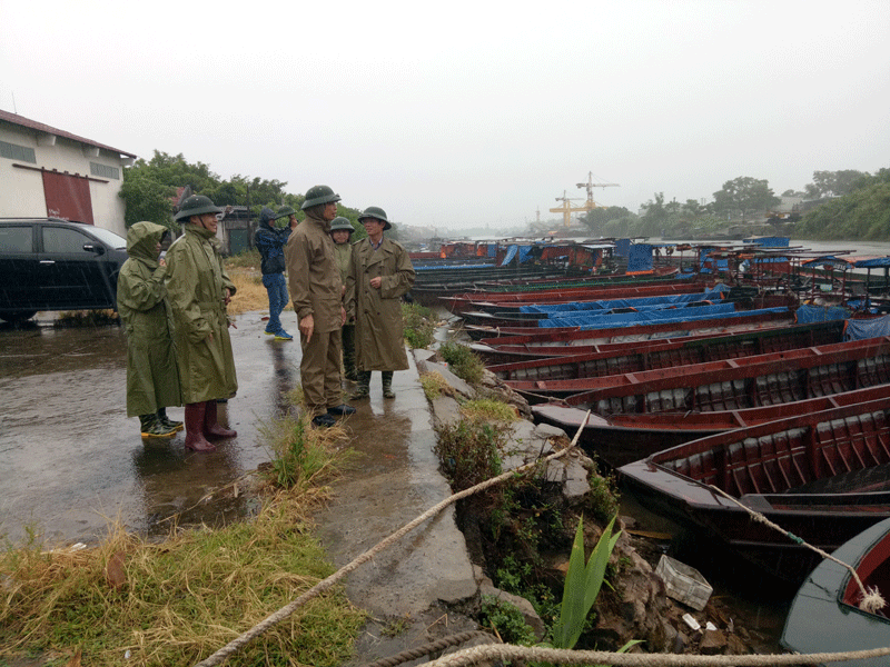 Đồng chí Vũ Văn Diện, Phó Chủ tịch UBND tỉnh kiểm tra tình hình sạt lở kè sông Ka Long đoạn thuộc khu 7, phường Ka Long