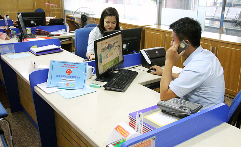 Cán bộ làm việc tại Trung tâm Hành chính công tỉnh hướng dẫn công dân sử dụng dịch vụ công trực tuyến mức độ 3 qua tổng đài tư vấn 1900558826.