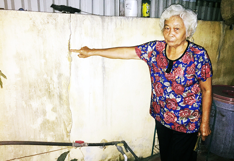 Bà Nguyễn Thị Lan cho biết phần tường bao của nhà bị nứt do việc thi công QL18A gây ra.