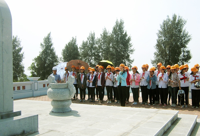 Các em học sinh Trường THCS Nam Hải (TP Cẩm Phả) dâng hương tại khu lưu niệm Bác Hồ trên khai trường Công ty CP Than Đèo Nai.