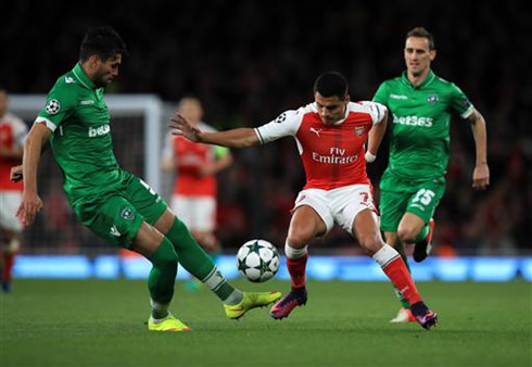 Alexis Sanchez giúp Arsenal khởi đầu thuận lợi với bàn mở tỷ số đẳng cấp. (Ảnh: AP)