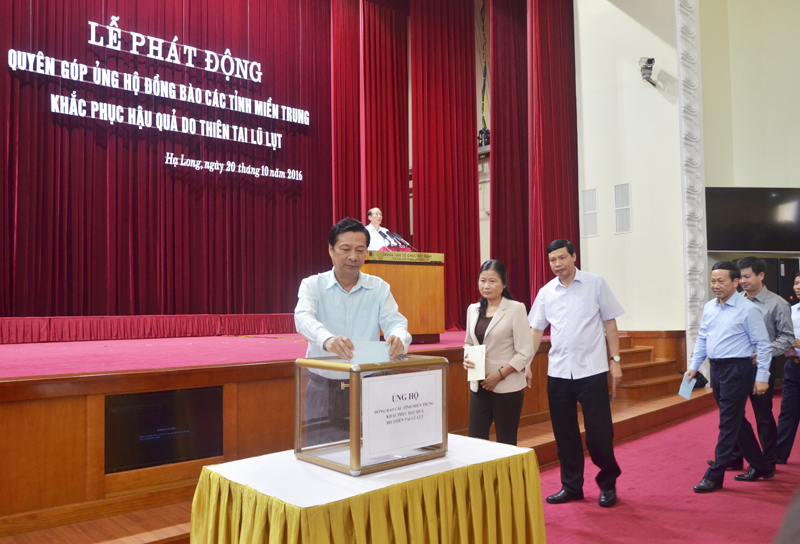 Đồng chí Nguyễn Văn Đọc, Bí thư Tỉnh ủy, Chủ tịch HĐND tỉnh ủng hộ đồng bào miền Trung khắc phục hậu quả thiên tai