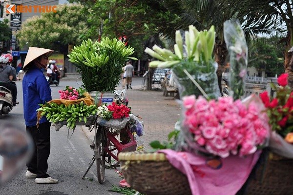  Những người phụ nữ đẹp bình dị bên xe hoa quen thuộc trên phố Hà Nội. 
