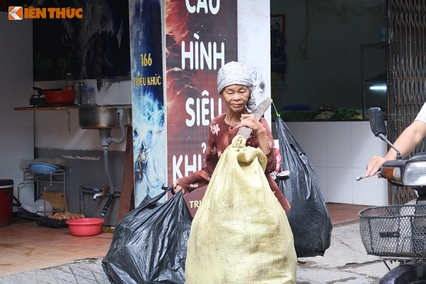  Bà cụ nhặt rác với những túi nilon chất đầy chai nhựa. 