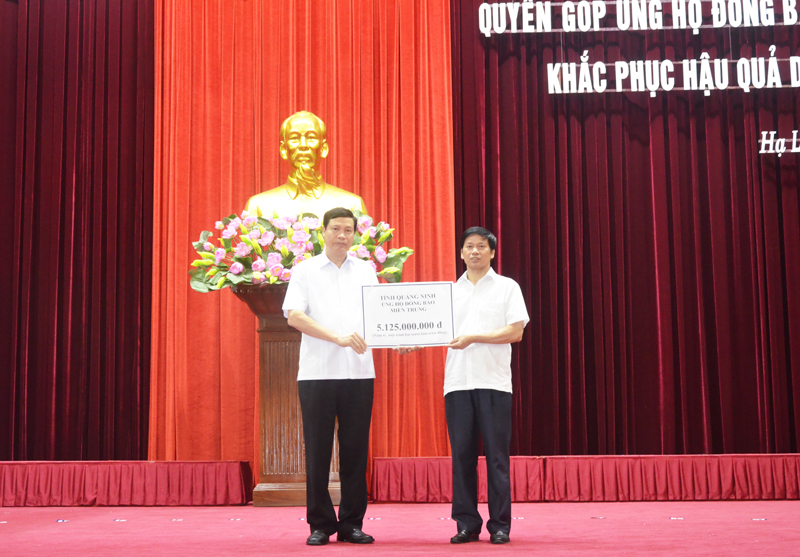 Đồng chí Nguyễn Đức Long, Chủ tịch UBND tỉnh trao số tiền trên 5,1 tỷ đồng ủng hộ đồng bào miền Trung cho lãnh đạo Ủy ban MTTQ Việt Nam