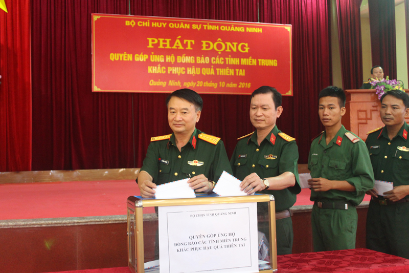 Cán bộ, chiến sỹ Bộ Chỉ huy Quân sự tỉnh tham gia ủng hộ đồng bào miền Trung.