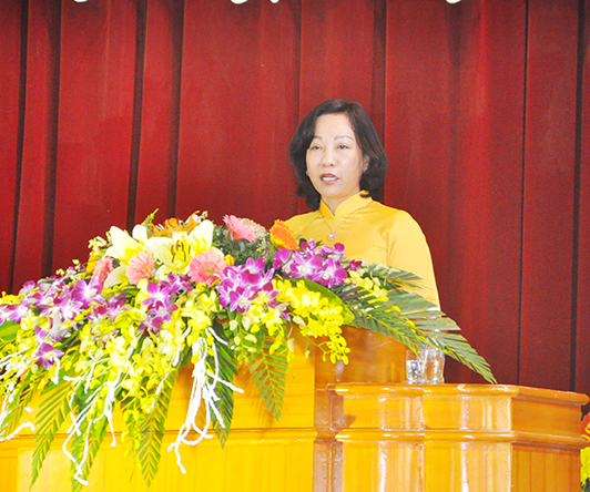 Đồng chí Vũ Thị Thu Thuỷ, Phó Chủ tịch UBND tỉnh trao quà cho các cháu thiếu nhi tại Trường Mầm non Hà Lầm.