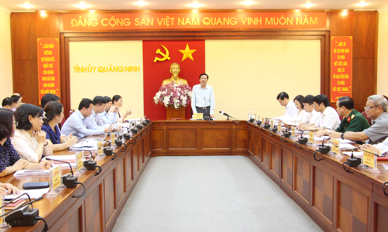 Đồng chí Nguyễn Văn Đọc, Bí thư Tỉnh ủy, Chủ tịch HĐND tỉnh chỉ đao tại cuộc họp.