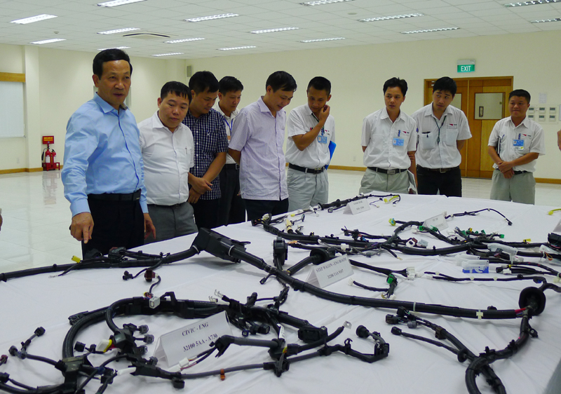 Đồng chí Nguyễn Văn Thành, Phó Chủ tịch UBND thăm quan Nhà máy sản xuất dây dẫn và các cụm thiết bị điện của Công ty Yazaki Hải Phòng Việt Nam tại Quảng Ninh