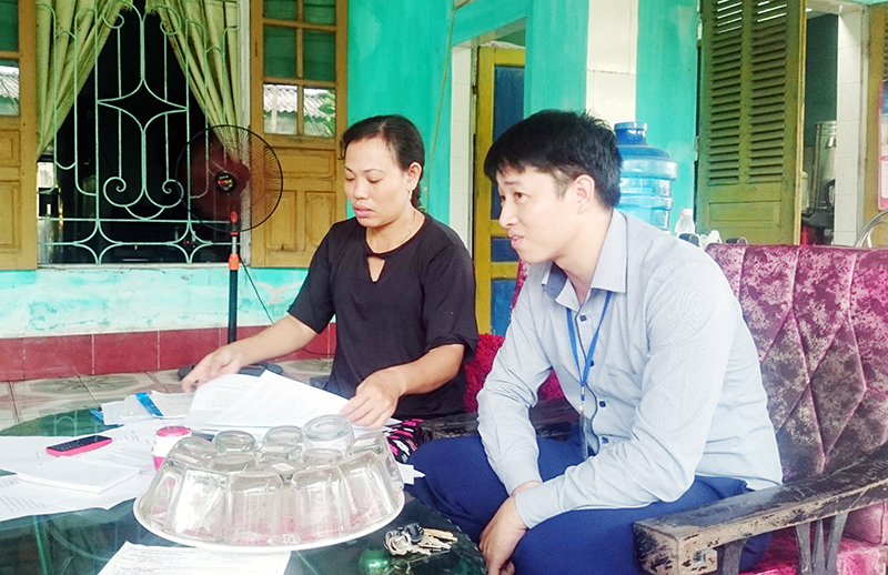 Chị Phạm Thị Hương, tổ 10, khu 4, phường Hà Tu kiến nghị với lãnh đạo phường về hạn mức đất ở của gia đình.