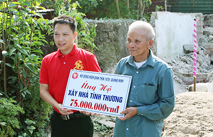 Anh Trần Minh Tuấn, Phó Chủ tịch Hội đồng niên 1976 Bính Thìn - Quảng Ninh trao tặng kinh phí 76 triệu đồng xây nhà mới cho ông Trần Văn Lộc.