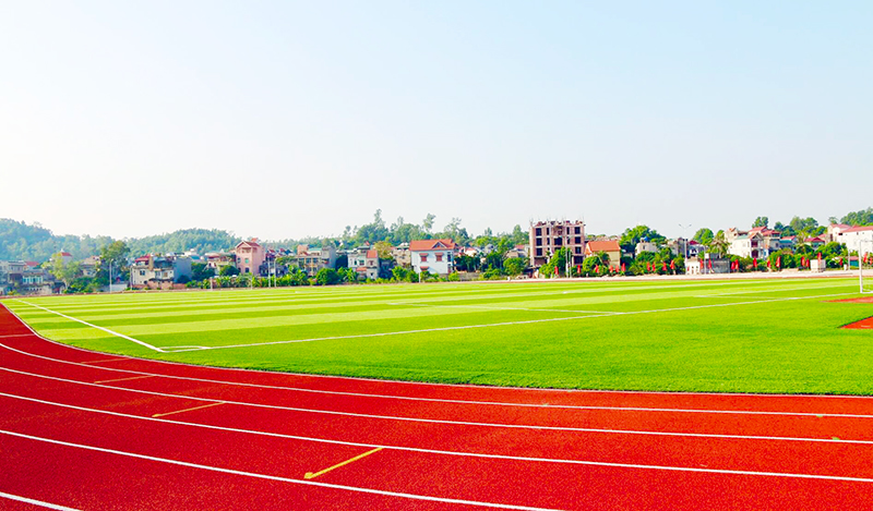 Sân vận động được xây dựng trên diện tích 16.436m2 lát thảm cỏ nhân tạo phục vụ cho tập luyện và thi đấu bóng đá,