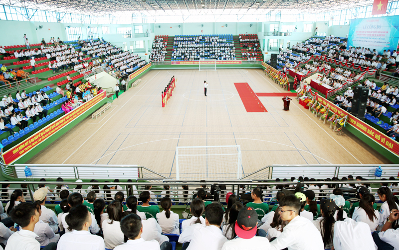 Nhà thi đấu đa năng có diện tích mặt sàn trên 6.000m2, sức chứa 2.500 chỗ ngồi phục vụ cho nhiều loại hình văn hoá, thể thao như: Cầu lông, bóng rổ, bóng đá mini, bóng bàn, bóng chuyền, dancesport...