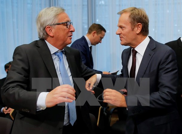 Chủ tịch Ủy ban châu Âu Jean-Claude Juncker (trái) và Chủ tịch Hội đồng châu Âu Donald Tusk tại Hội nghị. (Nguồn: AFP/TTXVN)
