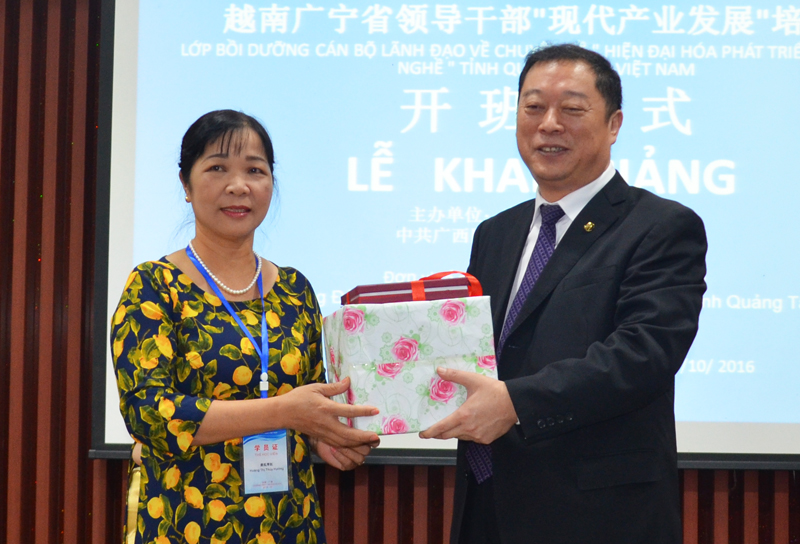 Đại diện Học viện Hành chính Quảng Tây trao quà cho đại diện đoàn Quảng Ninh