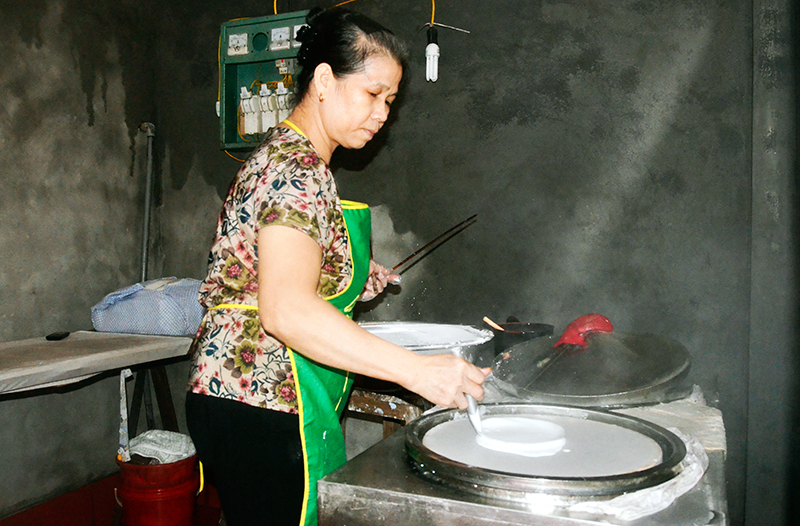 Cơ sở sản xuất bánh gật gù Cúc Lâm (số nhà 30A, phố Hoà Bình, thị trấn Tiên Yên) đã chuyển đun nấu bánh bằng bếp củi truyền thống sang nấu bằng điện.