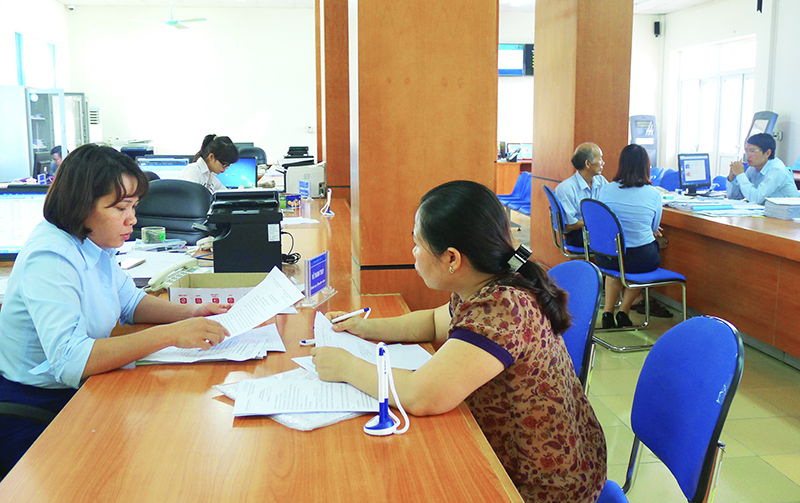 Cán bộ Trung tâm Hành chính công huyện Vân Đồn hướng dẫn người dân thực hiện các thủ tục hành chính.