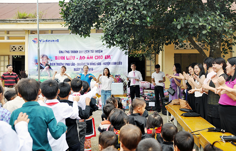 Khách du lịch cùng giao lưu văn nghệ với các em học sinh, điểm trường Phai Lầu, Trường Tiểu học Đồng Văn.