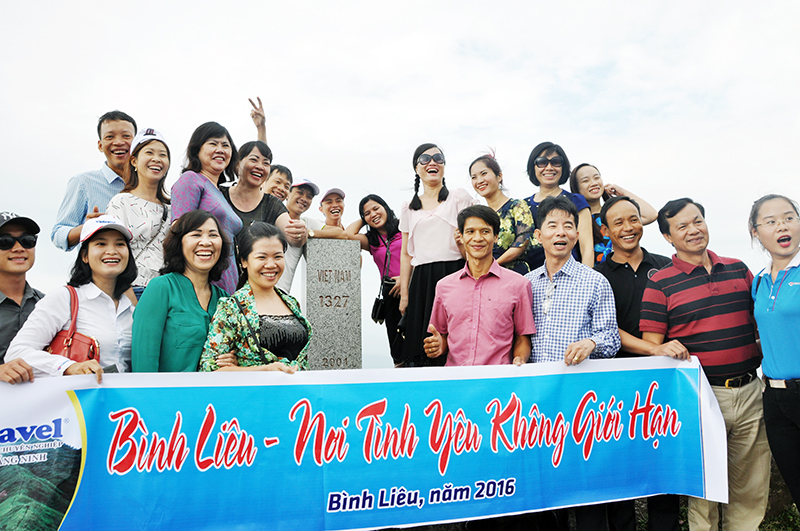 Nhóm khách du lịch kết hợp từ thiện chụp ảnh tại cột mốc biên giới 1327, Bình Liêu.