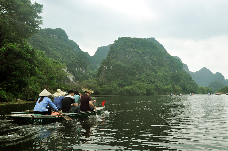 Hành trình khám phá Khu du lịch sinh thái Tràng An bắt đầu từ bến sông Sào Khê. Trên thuyền, du khách có thể tham gia chèo cùng người lái đò.