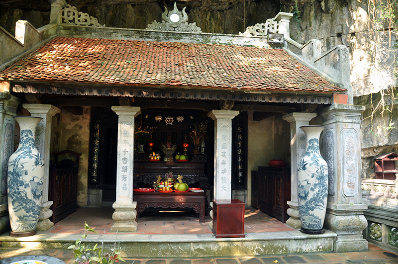Phủ Khống - nơi thờ 7 vị quan trung thần triều Đinh đã khâm liệm vua Đinh Tiên Hoàng (924-979) khi vua băng hà. Tương truyền, sau khi an táng vua về, 7 ông đã uống rượu độc tuẫn tiết để giữ bí mật vị trí mộ vua.