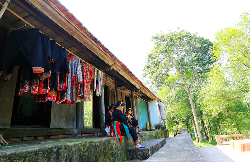 Điểm ghé thăm đầu tiên là nếp nhà gỗ cổ đặc trưng của người Dao Thanh Phán của già làng Triệu Tài Cao (thôn Bàng An, xã Tân Dân). Tại đây, du khách được trải nghiệm nghệ thuật thêu thổ cẩm đặc sắc...