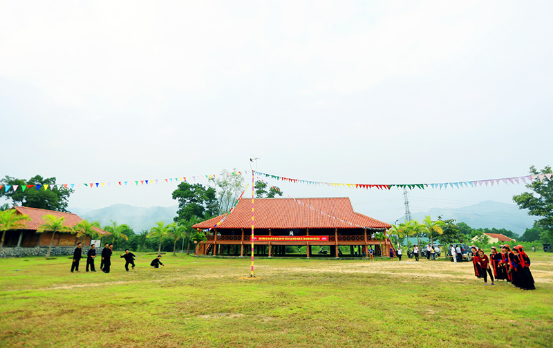 Phía Tây Hoành Bồ còn là miền mang đậm đà bản sắc các dân tộc thiểu số. Du khách nên ghé thăm Khu bảo tồn văn hóa người Dao (xã Bằng Cả), tham gia các lễ hội của người dân địa phương.
