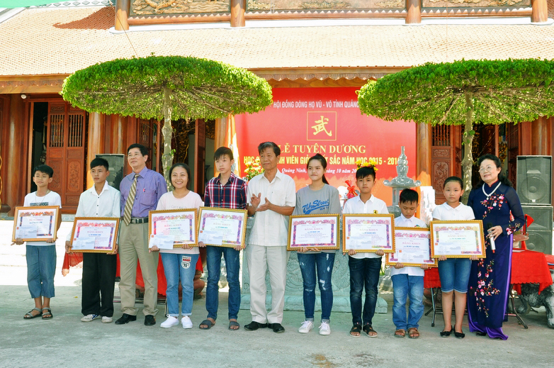 Con em của dòng họ Vũ - Võ tỉnh Quảng Ninh đạt thành tích xuất sắc trong học tập được tuyên dương, khen thưởng tại Đền thờ Tiến sĩ Vũ Phi Hổ (xã Lê Lợi, huyện Hoành Bồ) nhân Tuần lễ hưởng ứng học tập suốt đời năm 2016.