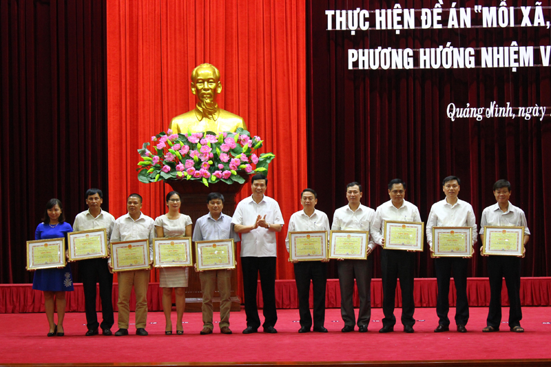 Đồng chí Nguyễn Đức Long, Chủ tịch UBND tỉnh trao tặng bằng khen cho các cá nhân có thành tích xuất sắc