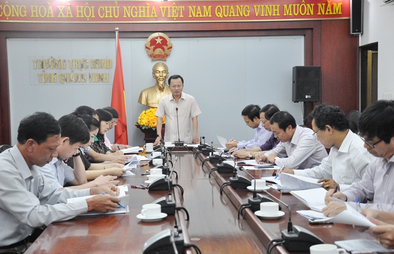 Đồng chí Cao Tường Huy, Trưởng Đoàn giám sát của Thường trực HĐND tỉnh phát biểu tại cuộc họp.