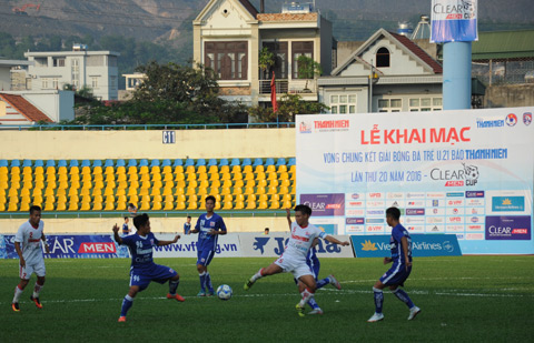 Dù thi đấu tốt hơn, thế nhưng U21 Than Quảng Ninh (áo xanh) đành chấp nhận chia điểm với U21 Hoàng Anh Gia Lai