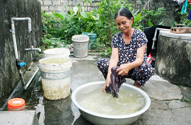 Gia đình bà Ngô Thị Huê (xóm Mũ, thôn An Biên 2, xã Lê Lợi, huyện Hoành Bồ) vẫn phải sử dụng nguồn nước giếng không đảm bảo vệ sinh trong tắm giặt hàng ngày.