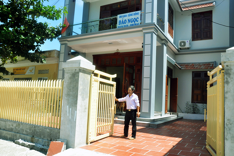 Ông Phan Thanh Khảo giới thiệu mô hình “homestay” của gia đình.