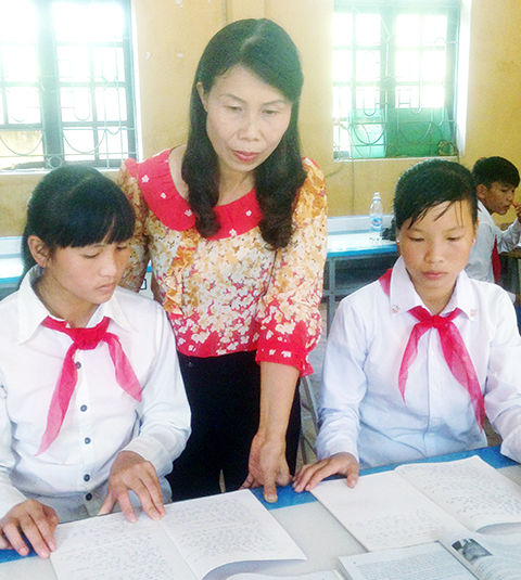Cô giáo Dương Thị Tâm kèm cặp học sinh ôn thi học sinh giỏi.