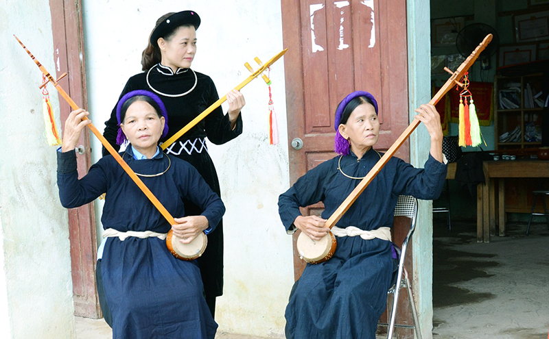 Các nghệ sĩ hát Then xã Lục Hồn tập luyện tiết mục để biểu diễn trong Hội hoa sở Bình Liêu 2016.