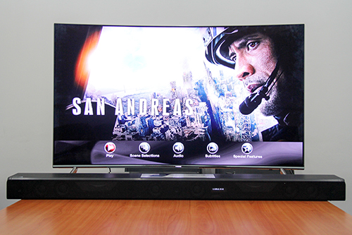 Samsung K950 phù hợp với các model TV cao cấp, cỡ từ 55 inch (trong hình là TV cong 49 inch).