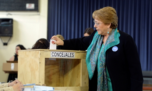 Tổng thống Chile Michelle Bachelet bỏ phiếu tại Santiago, Chile. Ảnh: Reuters
