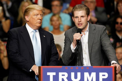 Donald Trump (trái) và con trai Eric. Ảnh: Reuters