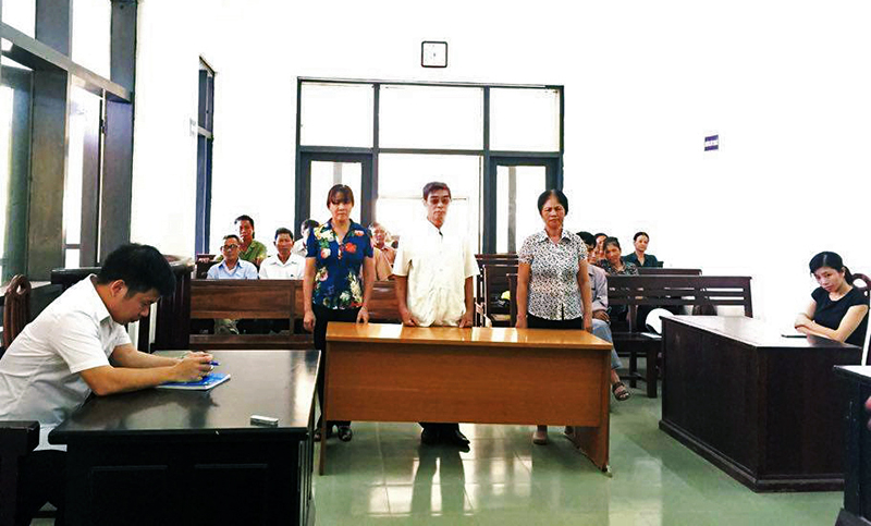 Quang cảnh phiên toà xét xử sơ thẩm vụ án hành chính: Ông Phan Xuân Thụ và bà Lê Thị Kim khởi kiện Quyết định số 644/QĐ-UBND ngày 14-3-2016 của Chủ tịch UBND TP Hạ Long, ngày 26-9-2016.