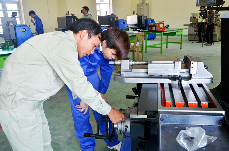 Sinh viên Trường Cao đẳng nghề Việt - Hàn Quảng Ninh học tại xưởng thực hành nghề cắt gọt kim loại.