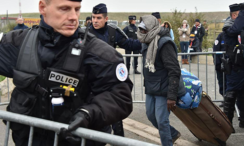 Hơn 1.200 cảnh sát giám sát việc di dời người di cư. Ảnh: AFP