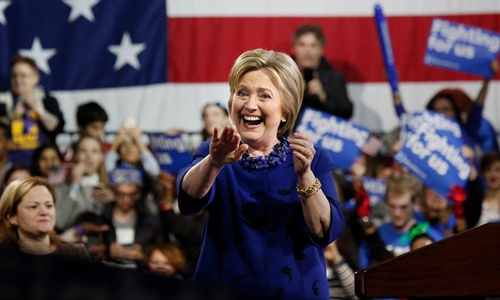 Ứng viên tổng thống Mỹ đảng Dân chủ Hillary Clinton tại một buổi vận động tranh cử. Ảnh: LATimes