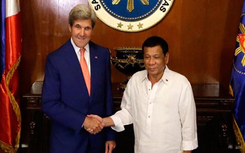 Ông Kerry (trái) và ông Duterte. Ảnh: Philstar.