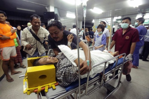 Một người phụ nữ bị thương trong vụ nổ bom bên ngoài tiệm mì ở miền nam Thái Lan hôm 24/10 - Ảnh: AFP.