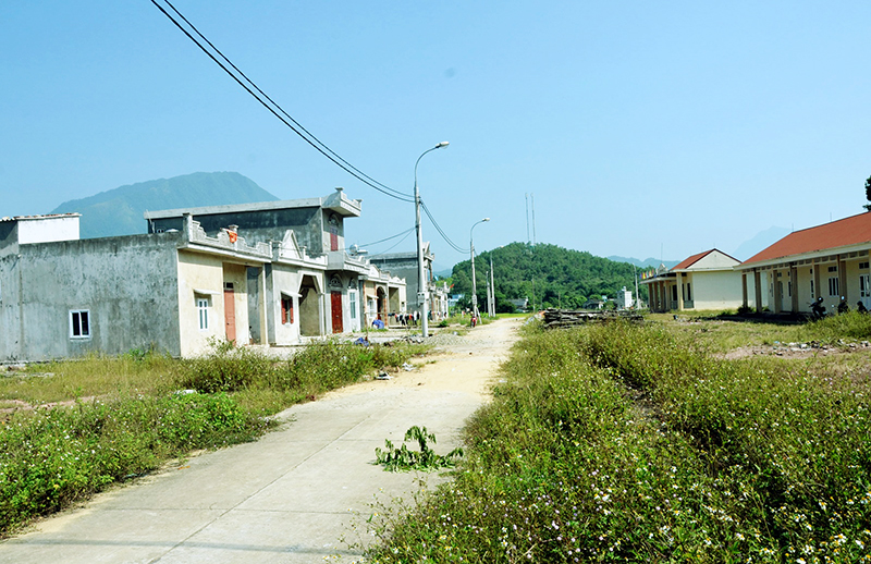 Sau gần 3 năm sinh sống, đến tháng 10 này, các hộ dân ở khu tái định cư phục vụ di dân xã Quảng An, huyện Đầm Hà mới có nước sinh hoạt để sử  dụng.