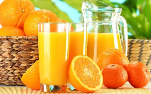 Nước cam, chanh chống chỉ định uống chung với thuốc kháng sinh.