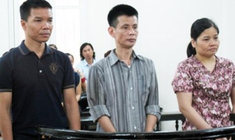Lê Thị Kim Oanh cùng đồng phạm tại phiên tòa.